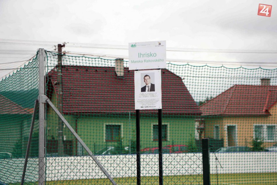 Otvorenie ihriska pri ktorom sa tisli slzy do oč