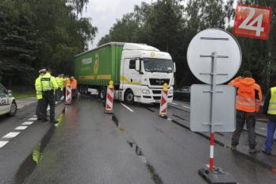Mesto odvolalo mimoriadnu situáciu, premávku odklonili mimo poškodený most