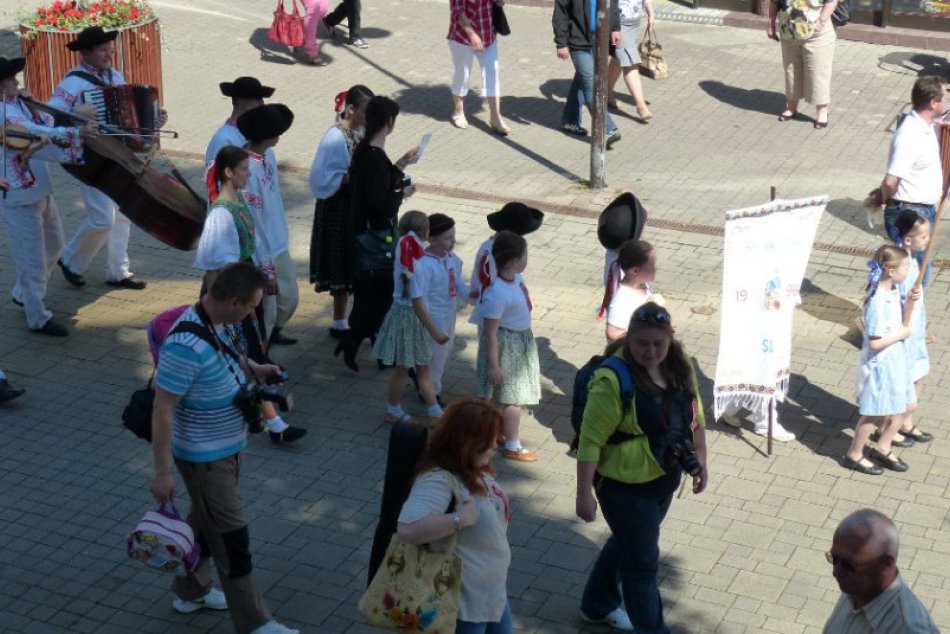 Folklórna sobota na popradskom námestí: Krojované bábiky - vystúpenia súborov