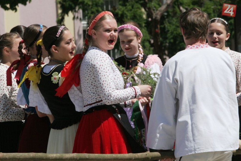 08. jún 2014: Stavanie mája na Námestí osloboditeľov