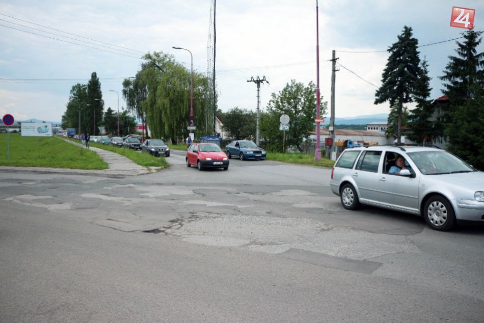 Krizovatka zo závodu: Vodiči sa tu po šichte poriadne načakajú