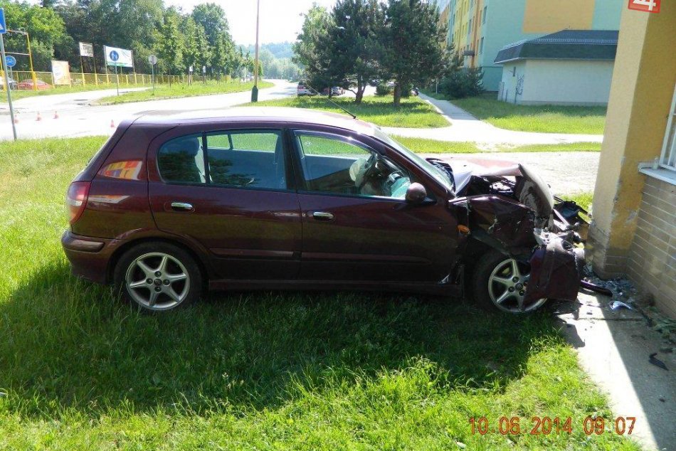 AUTO ZASTAVIL AŽ NÁRAZ DO BUDOVY