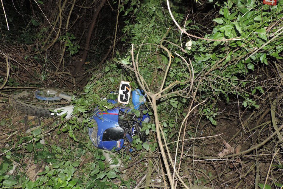 Medzi Popradom a Kežmarkom došlo k nehode: Stret auta a až troch motorkárov!