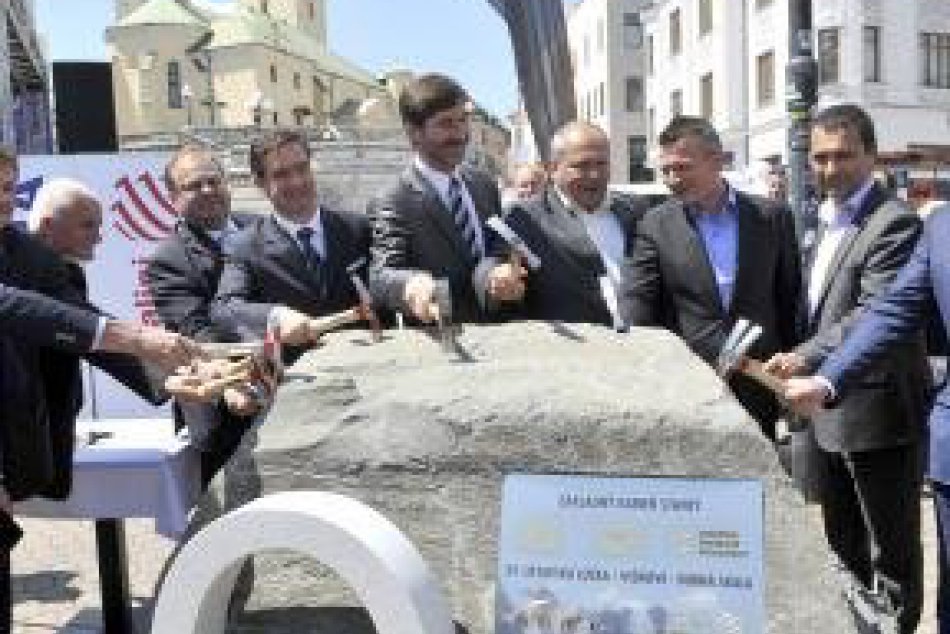 Poklepaním základných kameňov spustili výstavbu D1 a D3 pri Žiline.