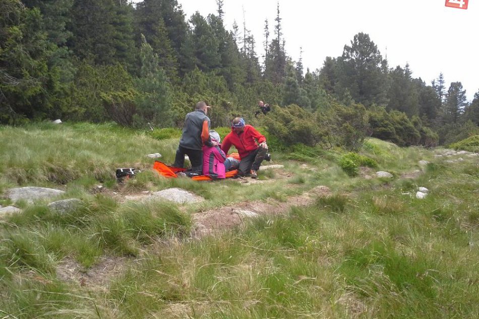 Popadané stromy komplikovali záchranu. Na pomoc letel vrtuľník