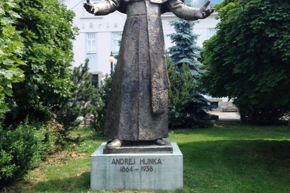 Socha Andreja Hlinku v Žiline má opäť označenie