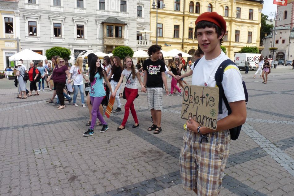 V uliciach Banskej Bystrice sa rozdávajú objatia zadarmo