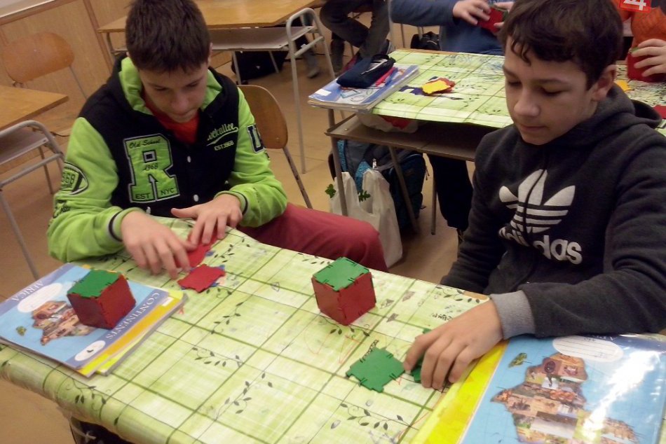 Práca počas hodín matematiky siedmakov s pomôckami z projektu