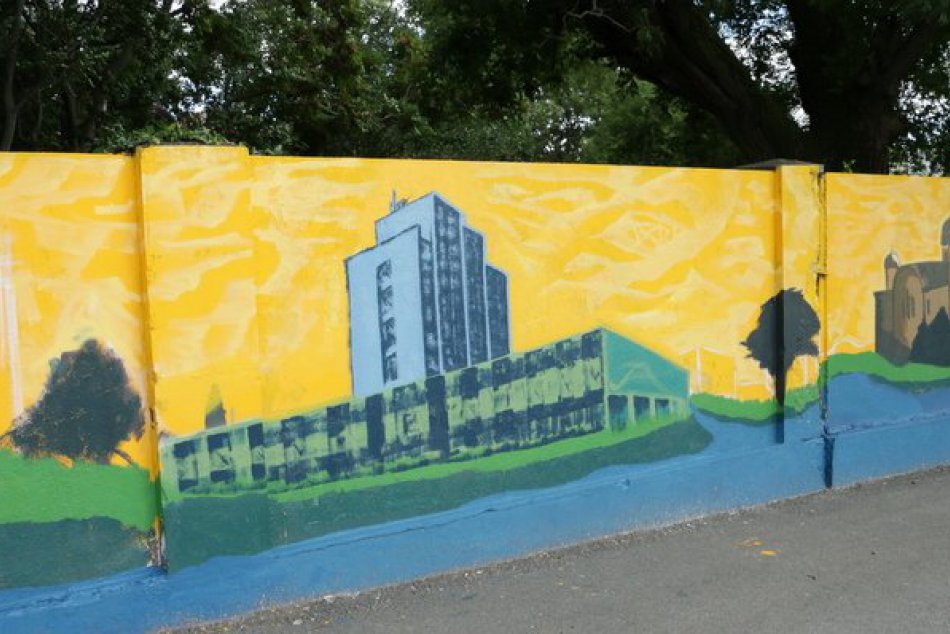 Staré múry pri moste hýria farbami