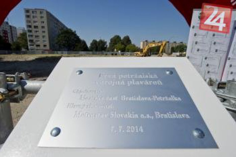 V apríli sa bude v Petržalke kúpať: Poklepali základný kameň plavárne!