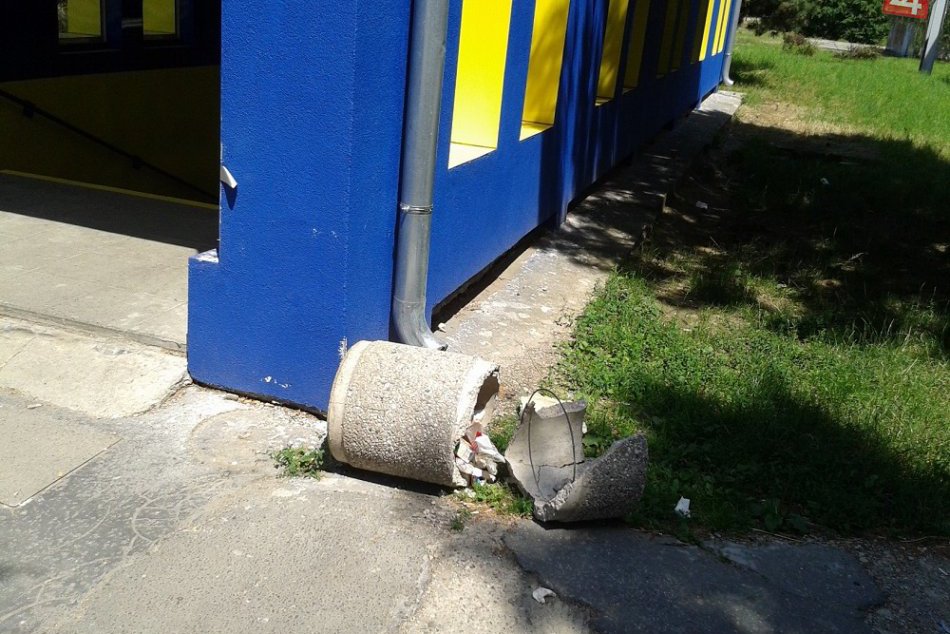 Podchod okrem vlniacich sa obkladov potrápili už aj vandali