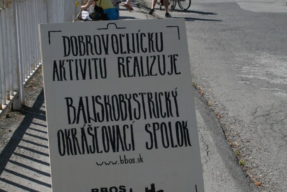 Bystričania opäť maľovali zábradlie na moste v meste