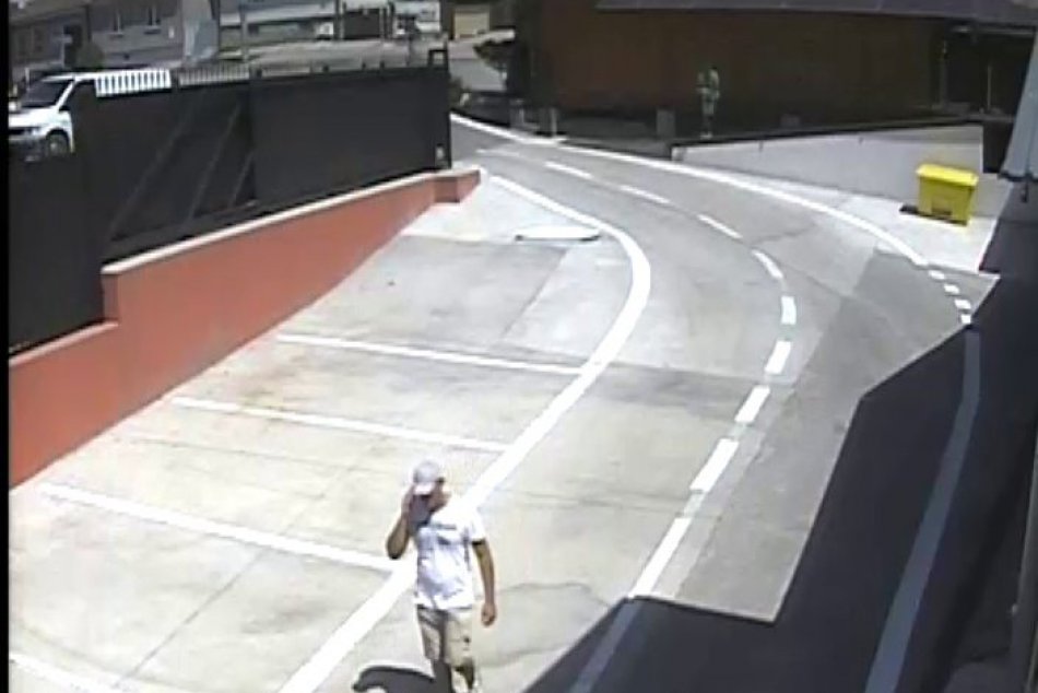 Policajti pátrajú po mužoch zachytených na priemyselných kamerách