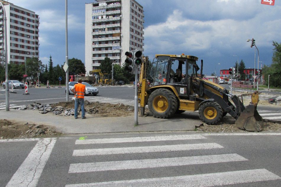 Výstavba kruháča pri OD Tekov po prvom týždni prác