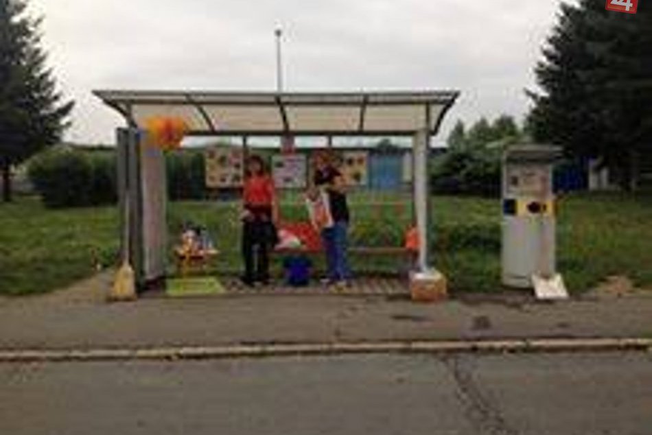 Zástavka pod žiarskou nemocnicou sa premenila na kaviareň s dobrou náladou