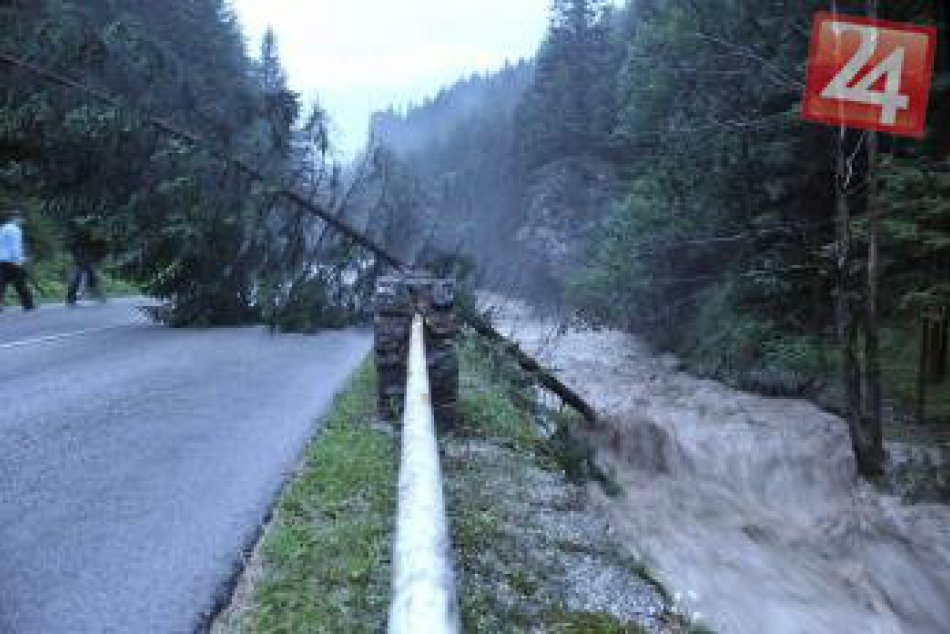 Nočná búrka zničila cestu, strhla aj kus kopcov