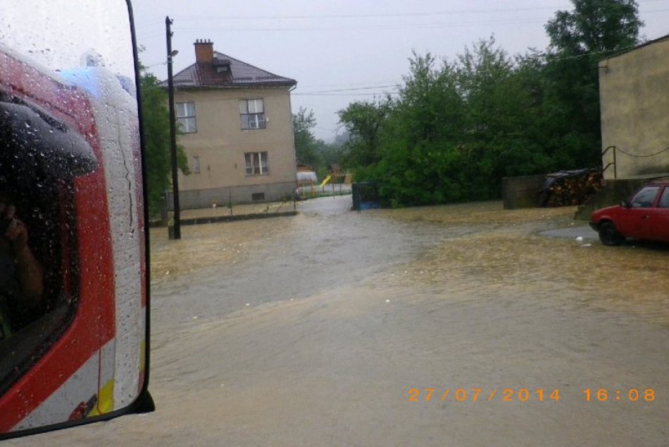 Prívalové dažde zatopili pivnice, domy a záhrady: Takto sa liala voda