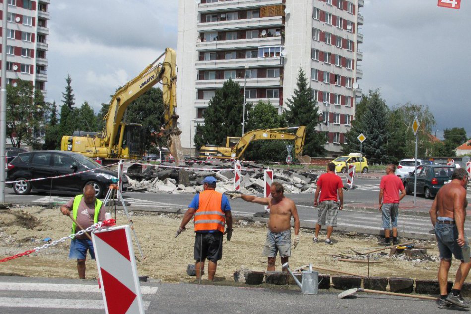 Výstavba kruháča po troch týždňoch stavebných prác