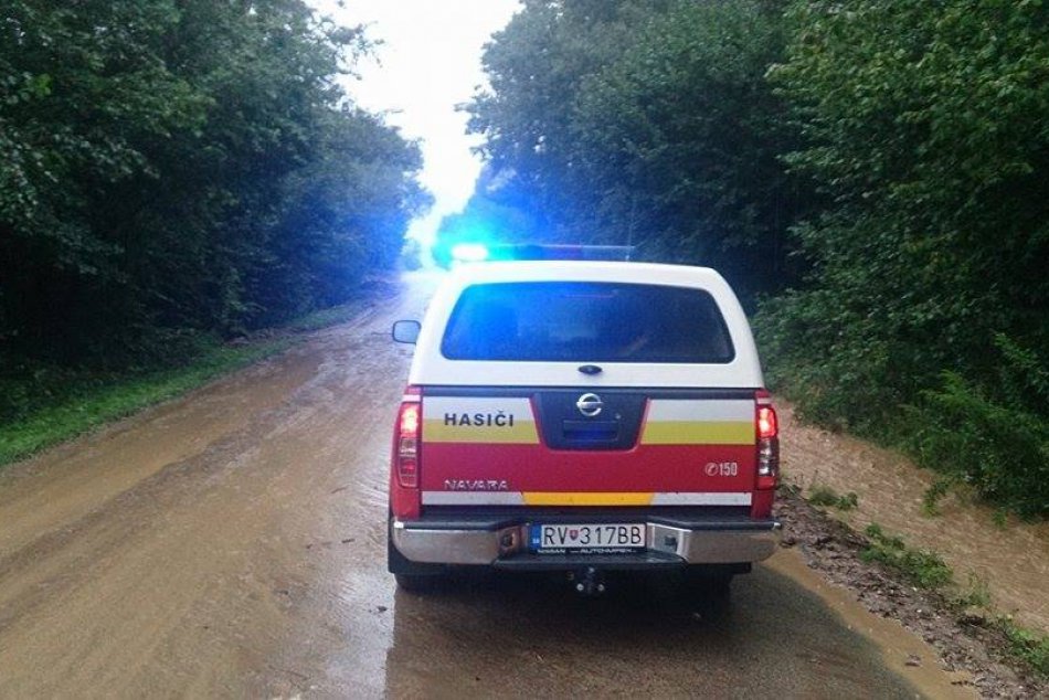 Výdatné dažde komplikovali dopravu: Voda si to razila priamo cez cestu