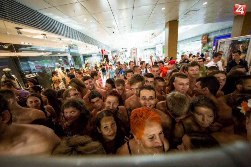 Rozruch v obchode, do predajne vbehli polonahí ľudia!