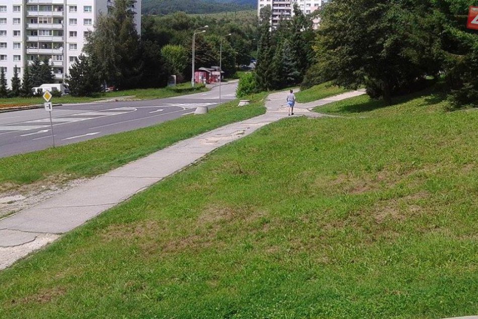 Zničené chodníky na najväčšom bystrickom sídlisku