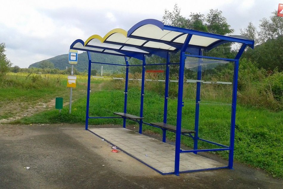 FOTOREPORTÁŽ: Autobusové zastávky v novom šate. Vo farbách mesta