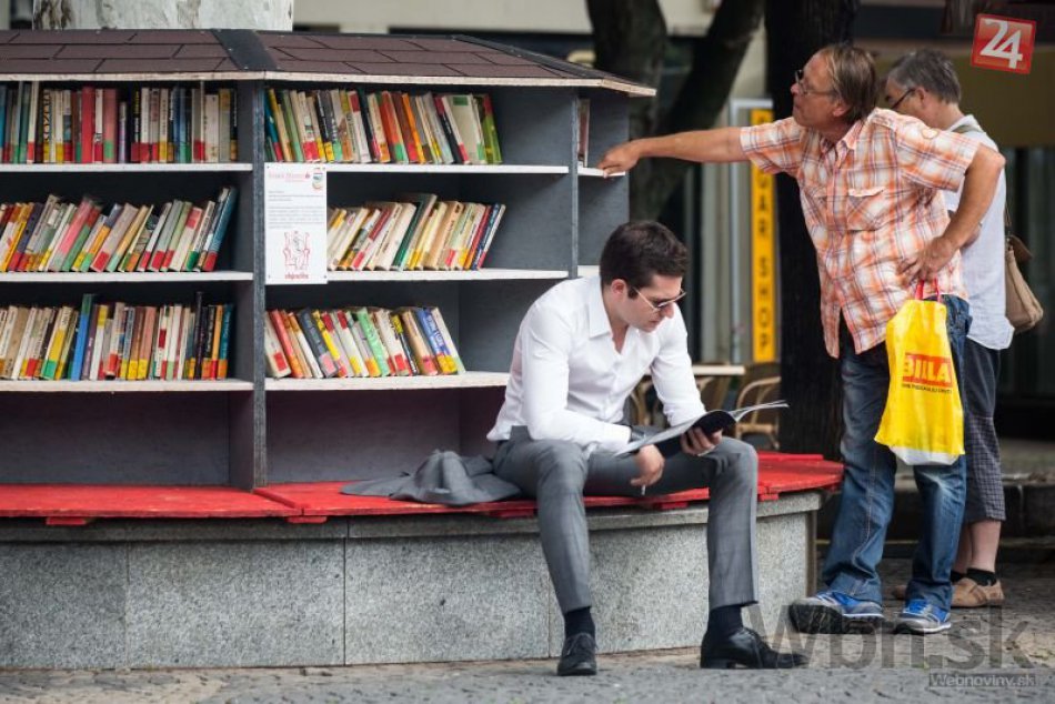 V Starom Meste vyrástla na námestí nevšedná obývačka