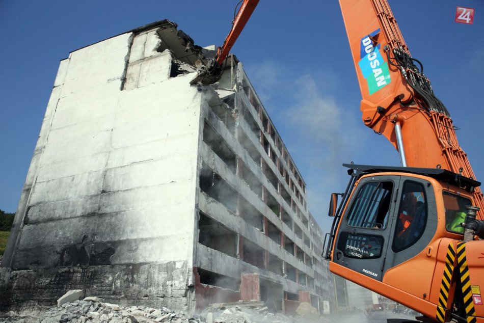 Na sídlisku Luník IX bola zbúraná ďalšia bytovka