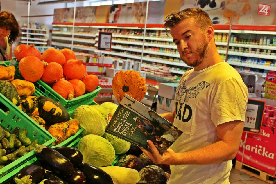 Celebrity čítajú a pomáhajú