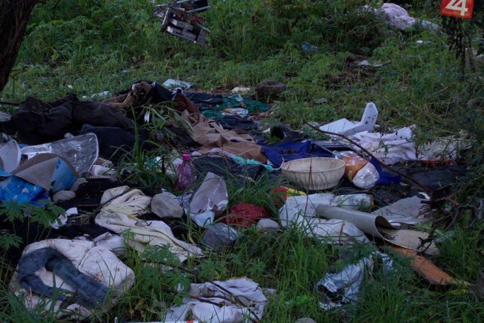 Úkaz, aký sa často nevidí: 10 metrov od zberného dvora si ľudia spravili smetisk