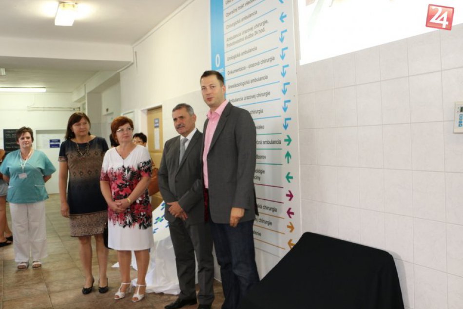 Výmena starých lavičiek za nové v michalovskej nemocnici