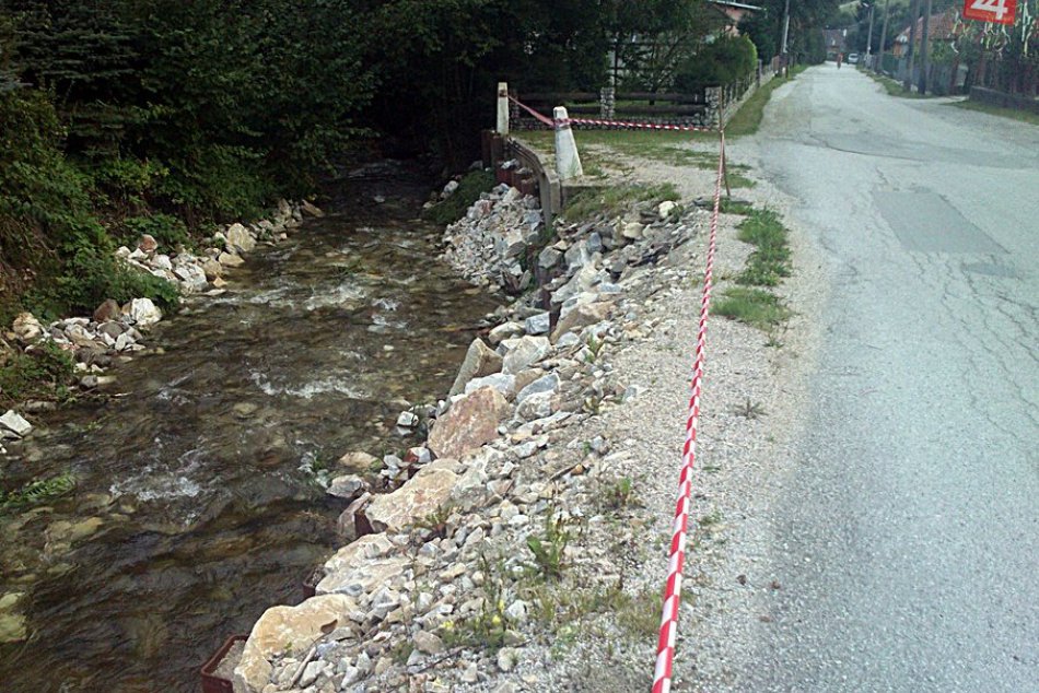 VIDEO: Búrka si vzala časť cesty