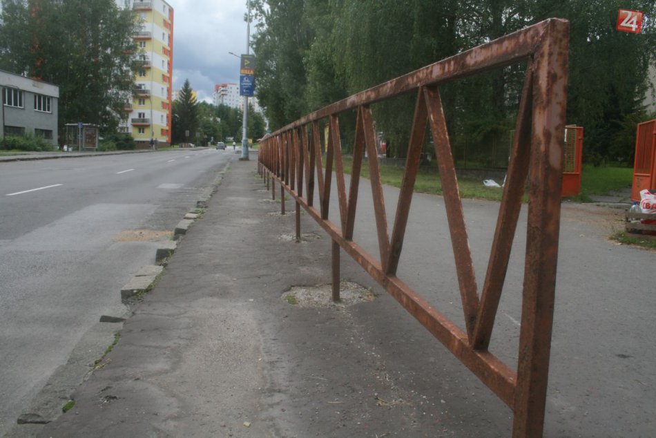 Dobrovoľníci sa pustili do skrášľovania bystrického sídliska