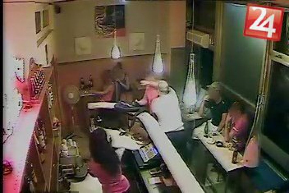 Autentické zábery bitky v nitrianskej herni