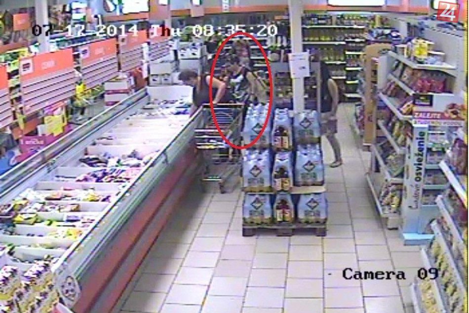 Policajti pátrajú po 2 ženách, ktoré okradli zákazníčky v dvoch potravinách