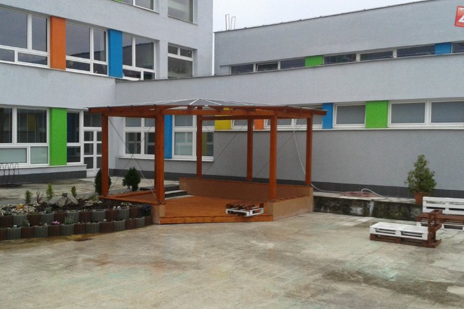 Altánok v átriu zvolenského gymnázia budú môcť využiť aj na vyučovanie