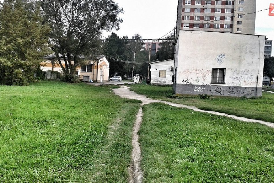 Humenskí bezdomovci pijú najmä pri supermarketoch: Toto miesto je ale úplne top.