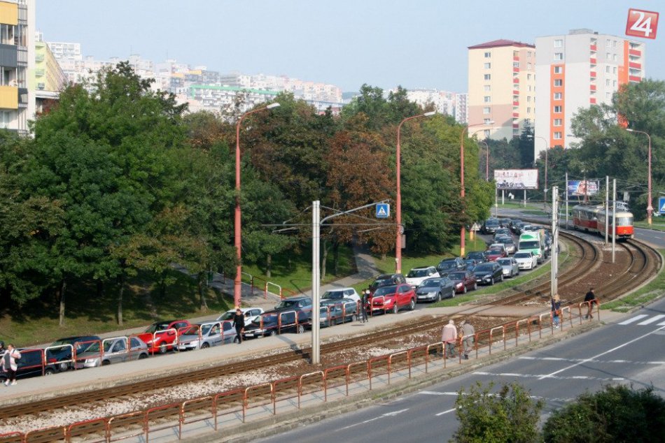 Ranná zápcha na Karloveskej ulici