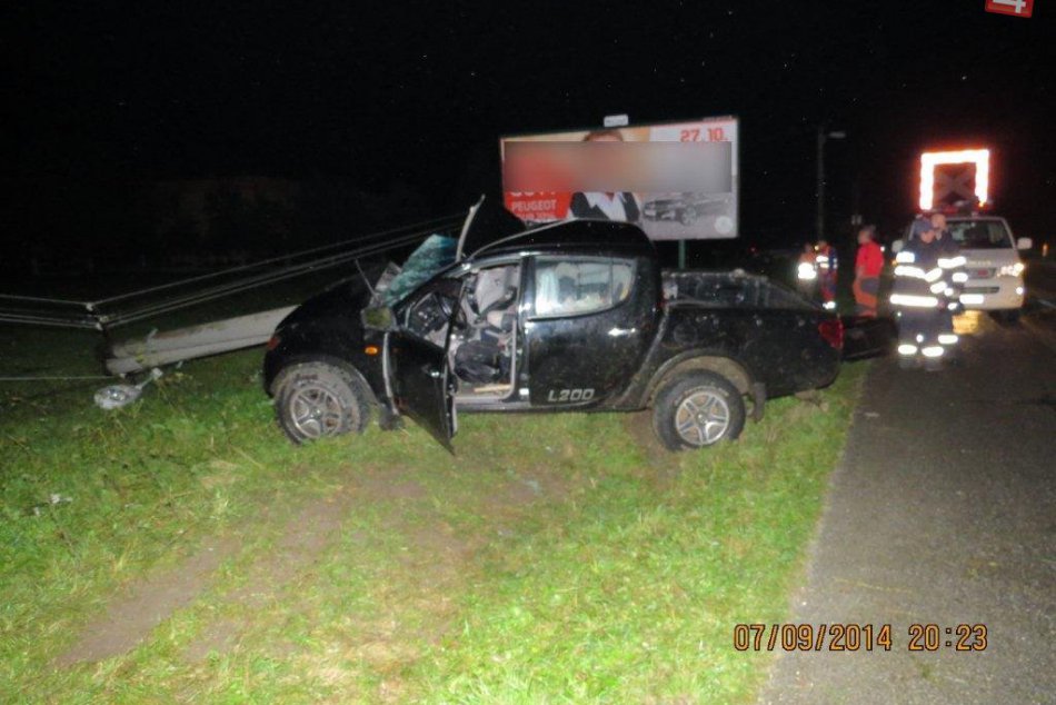 Mladík na mitsubischi nabúral do elektrického stĺpa, ten sa po náraze zlomil!