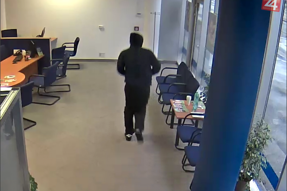 Poznáte ho? Polícia ho hľadá. Lúpil ozbrojený guľovnicou na Záhradníckej
