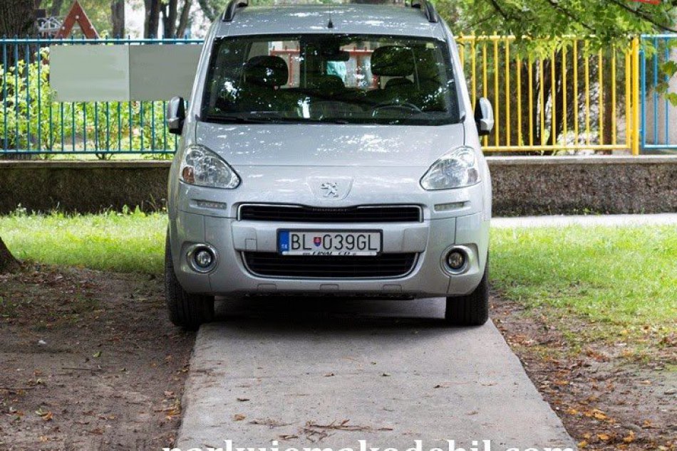 Toto nevymyslíte. Takto sa skutočne parkuje v Bratislave
