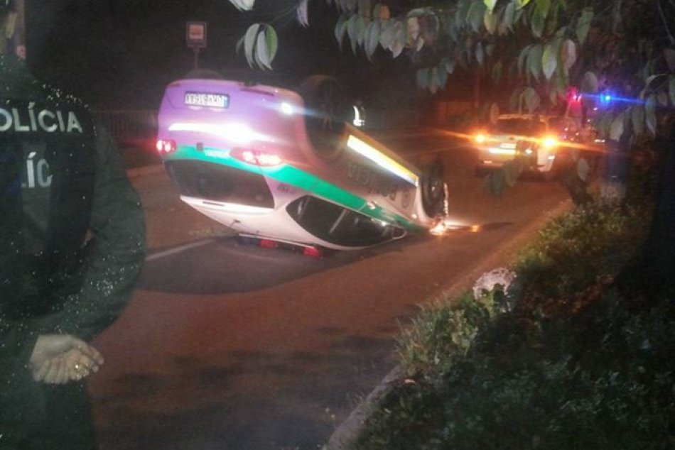Na Tajovského ulici sa prevrátilo policajné auto