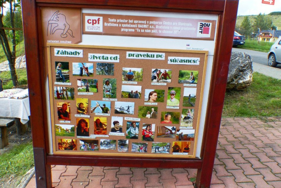 Z travertínovej kopy sa na svet  pozerá praveký los