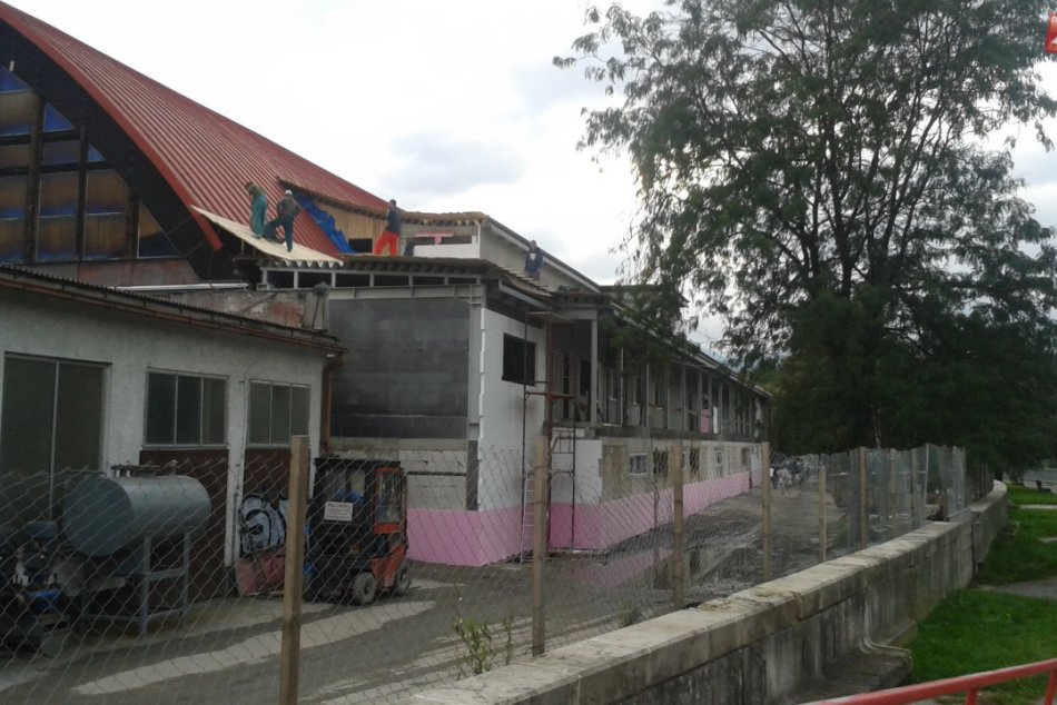 Rekonštrukcia bystrického zimaku ide podľa plánu, môže sa na ňom už aj hrať