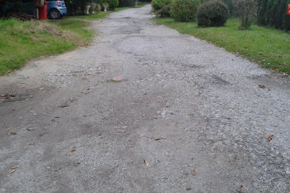 Cesta na bystrickej ulici Stupy v dezolátnom stave