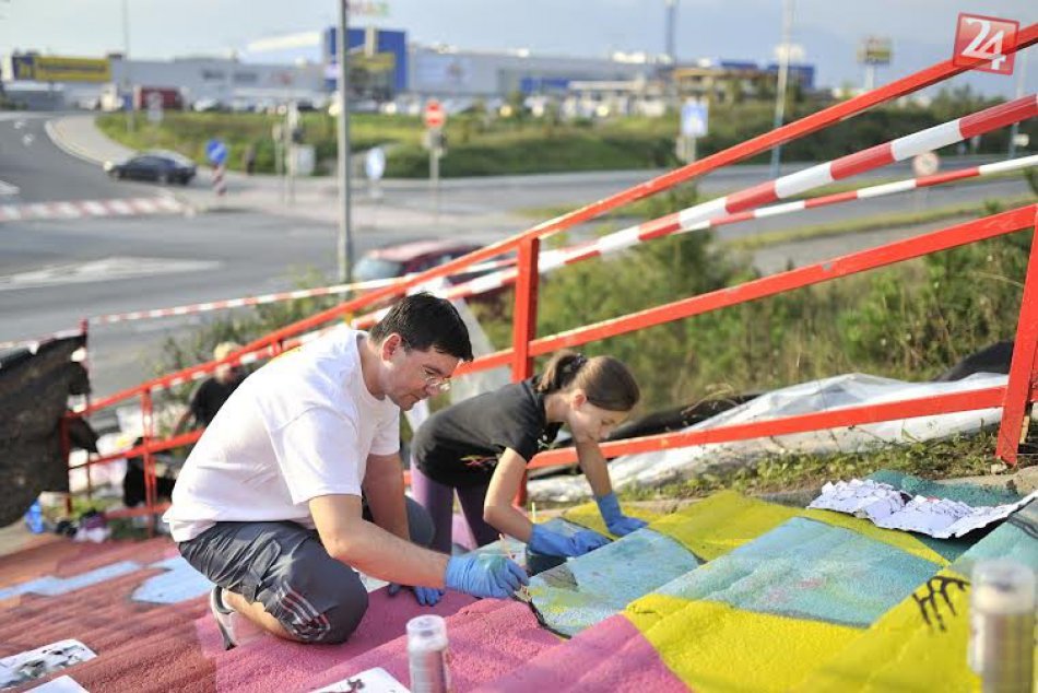 Adrián Kromka pri maľovaní schodov v Poprade
