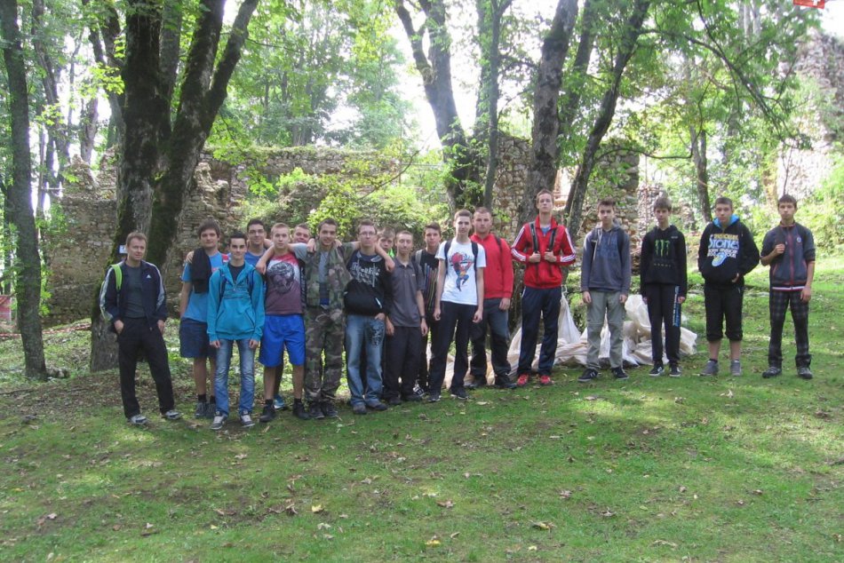 Revúcki gymnazisti pomohli Muránskemu hradu