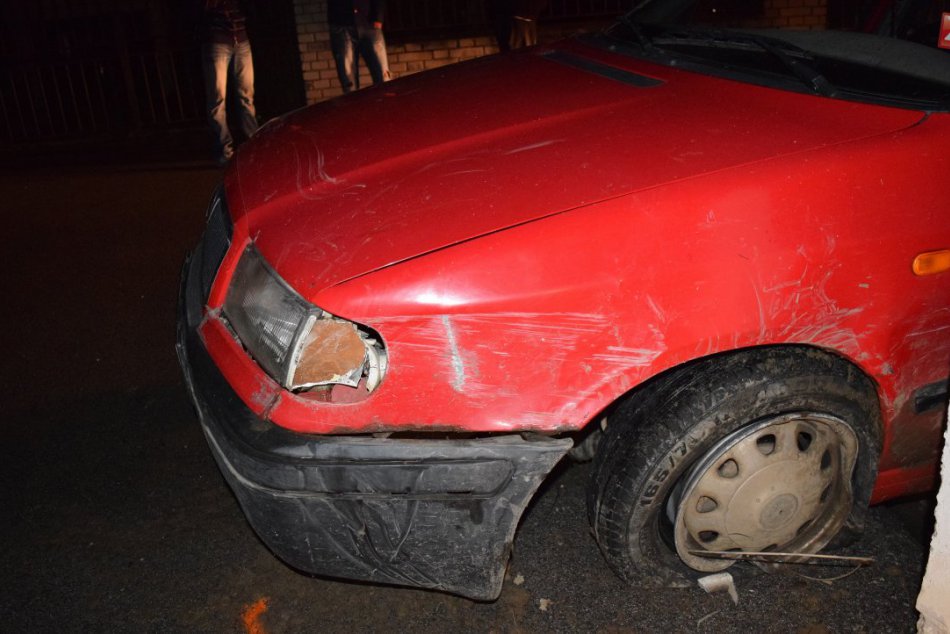 Mladík (21) skončil opitý s autom v priekope