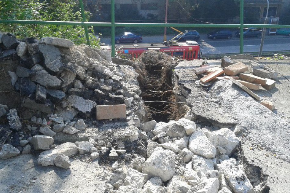 Izolovaní obyvatelia Žizkovej ulice: Po zosuve svahu