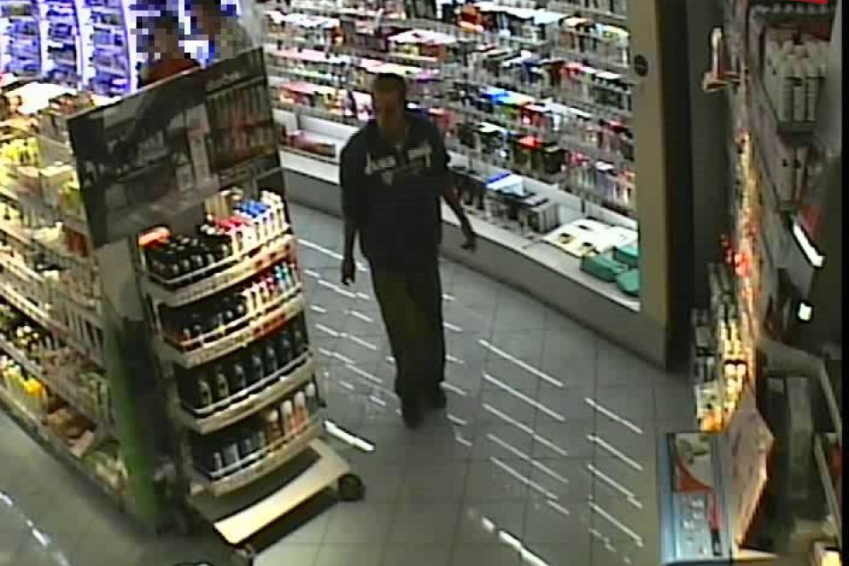 Polícia pátra po podozrivých z krádeže v nitrianskej drogérii